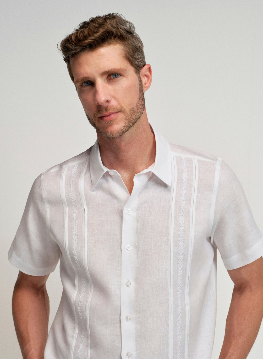 CAMISA GUAYABERA MANGA CORTA ACERCAMIENTO