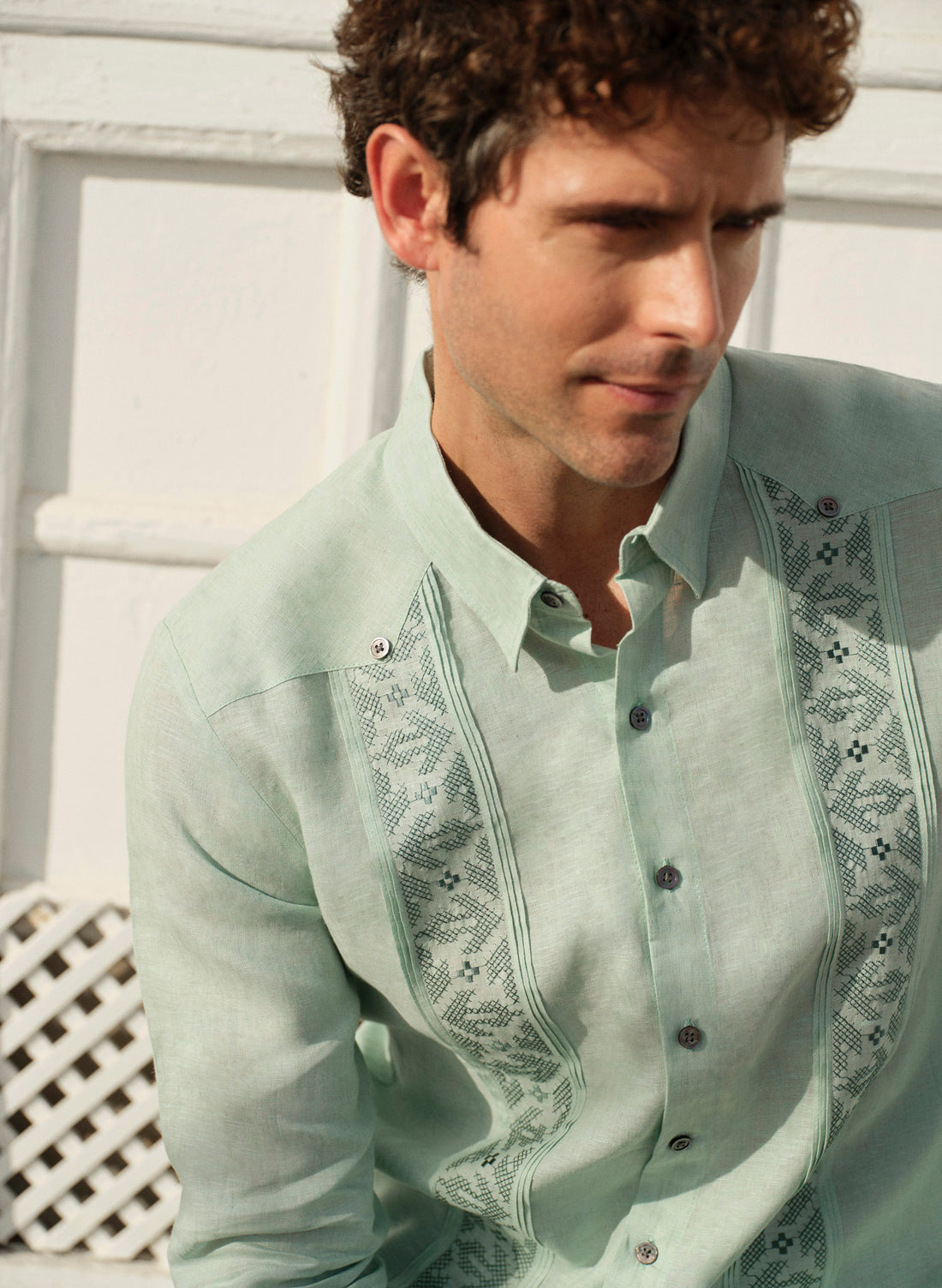 Camisa guayabera blanca bordada morado también tallas grandes