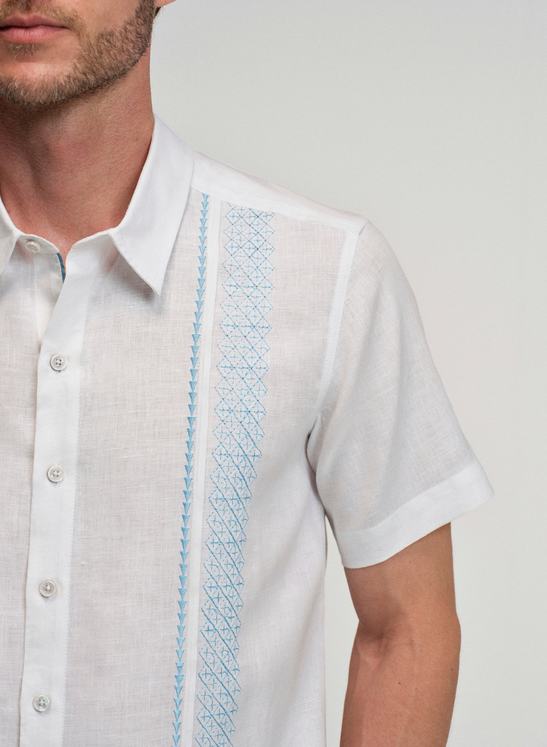  camisa guayabera de manga corta blanca de lino tallas extras acercamiento