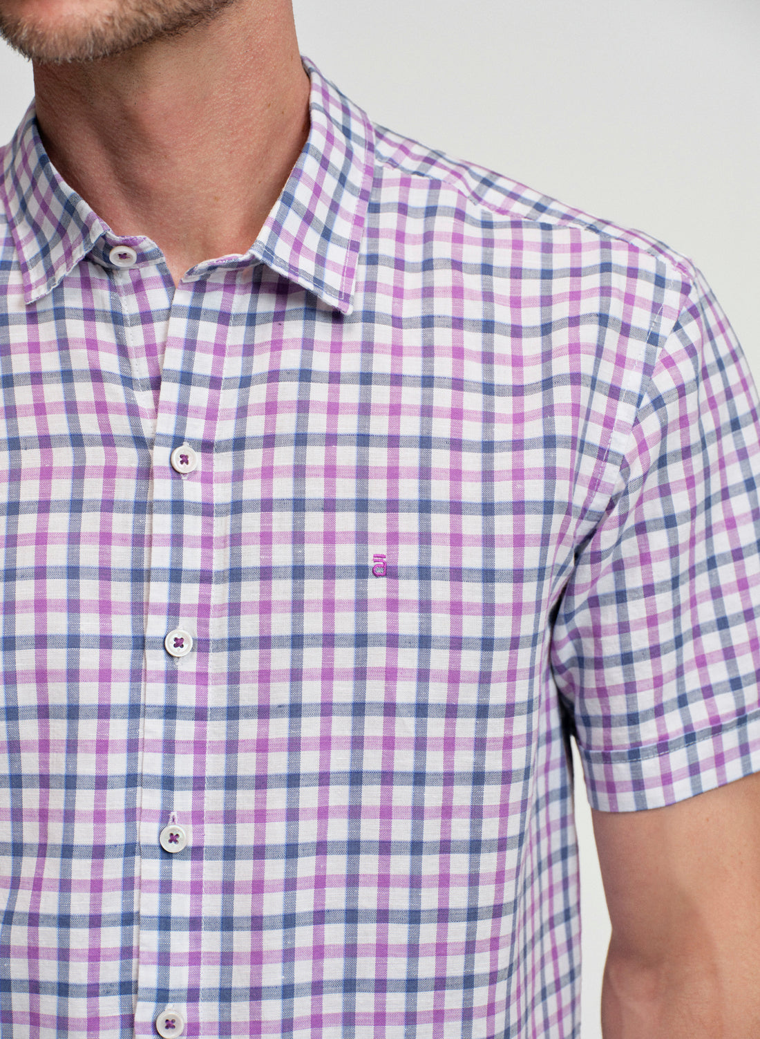 Camisa de cuadro de manga corta para hombre  acercamiento