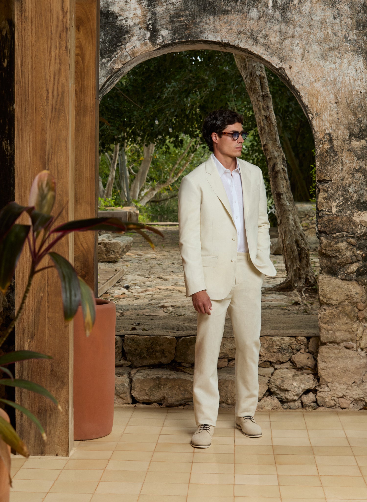 traje de lino beige hombre boda playa